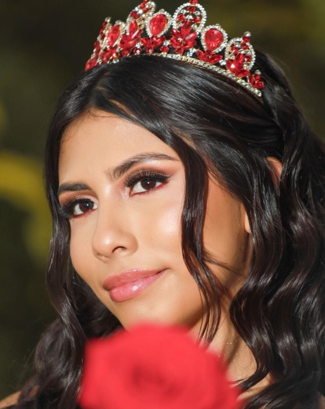 Quinceañera con corona roja y maquillaje de ojos ahumados, trabajo de Nathalia Restrepo